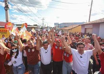 Rafael Fonteles com apoiadores em Água Branca