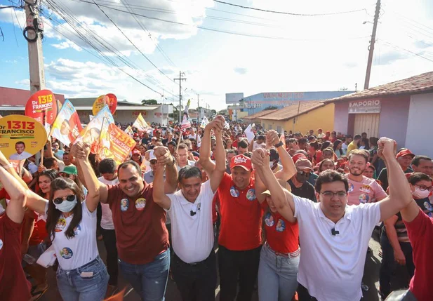 Rafael Fonteles com apoiadores em Água Branca