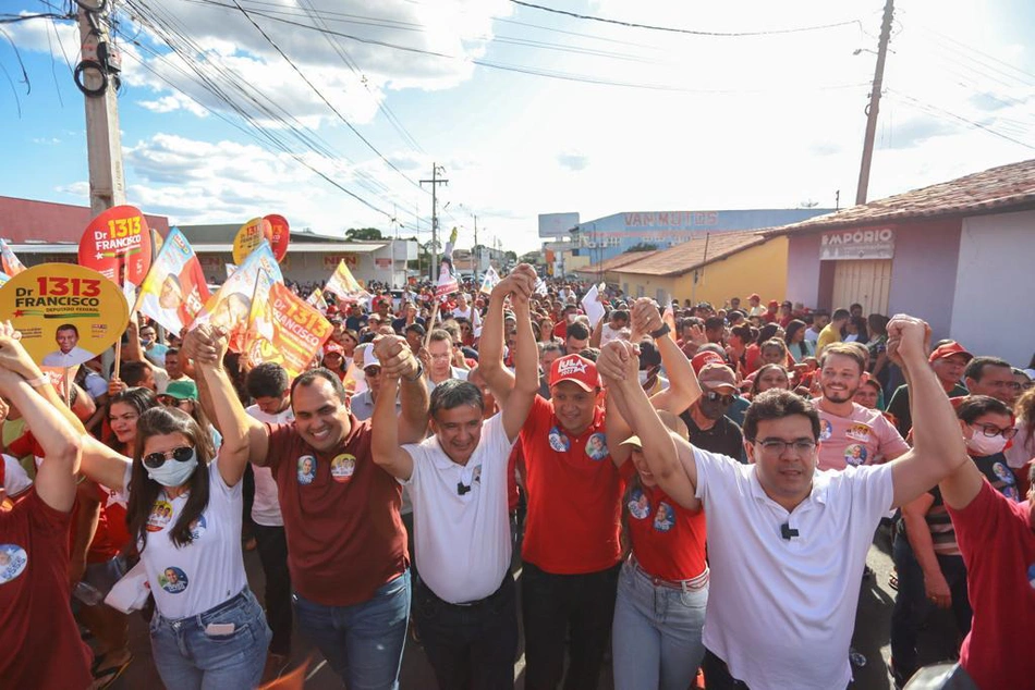 Rafael Fonteles com apoiadores em Água Branca