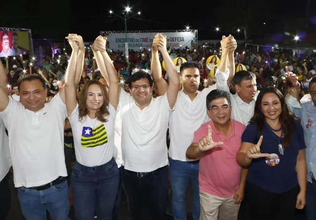 Rafael Fonteles com lideranças em Alto Longá
