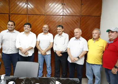 Rafael Fonteles e Wellington Dias ao lado do prefeito Maurício Martins