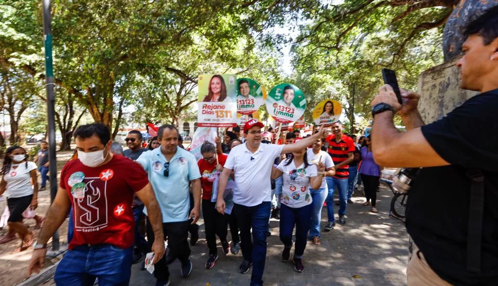 Rafael Fonteles fazendo caminhada pelo centro da cidade