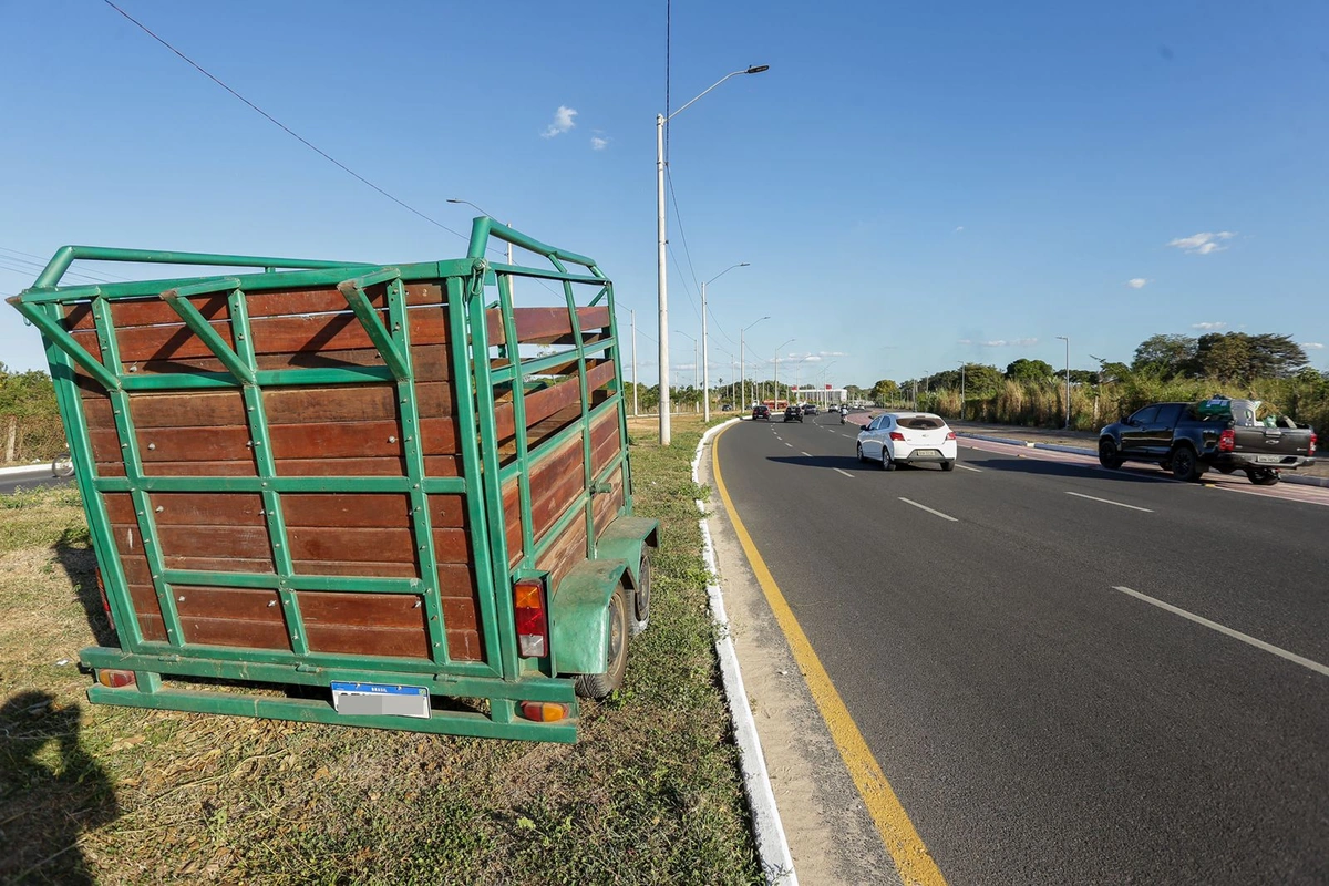 Reboque se desprendeu e capotou