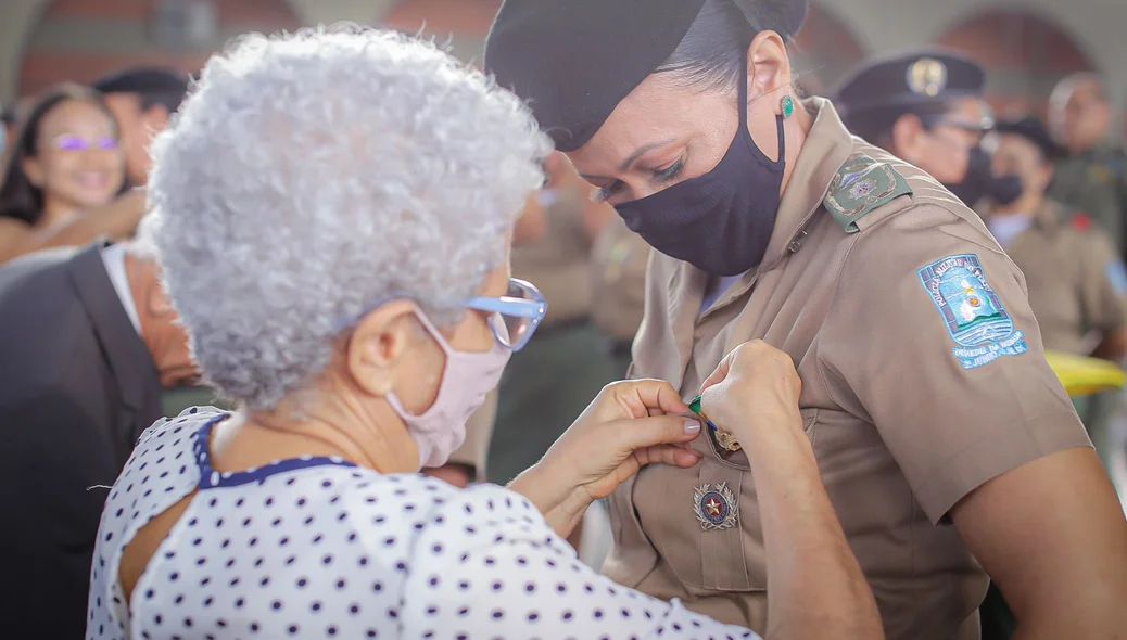 Regina Sousa entrega medalha a homenageada