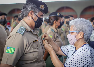 Regina Sousa entrega medalha