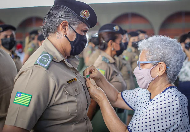 Regina Sousa entrega medalha