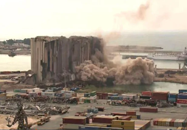 Reprodução de vídeo divulgado pela Lebanese Broadcasting Corporation International (LBCI) mostra colapso dos silos do Porto de Beirute.