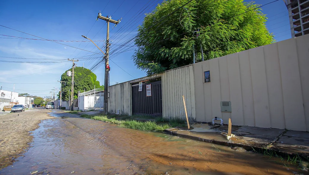 Rua alagada devido a vazamento de água