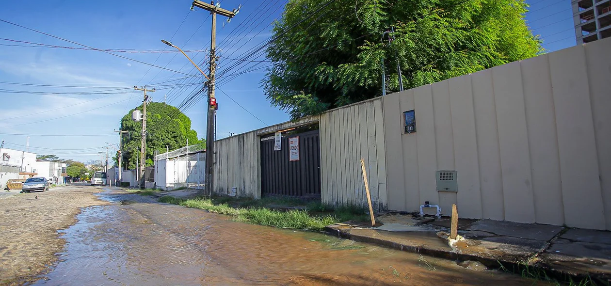 Rua alagada devido a vazamento de água
