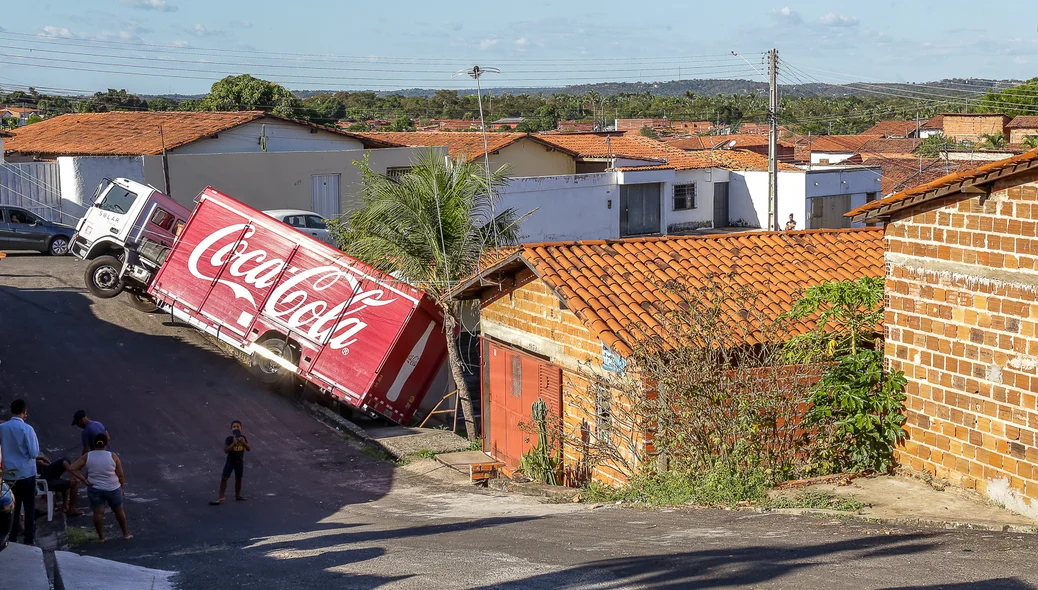 Rua Coimbra onde o motorista perdeu o controle do caminhão