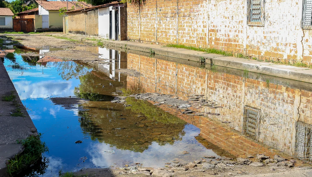 Rua Zuca Lopes cheia de água e lama