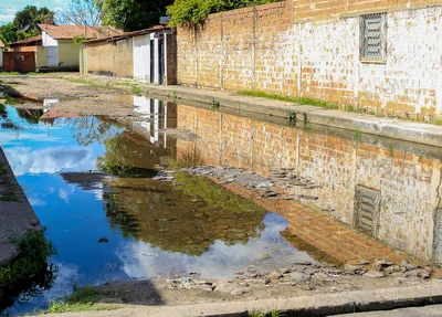 Rua Zuca Lopes cheia de água e lama