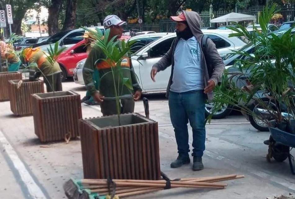 SAAD Centro instala bancos em Teresina