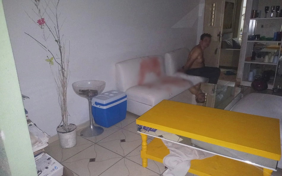 Sala da residência onde ocorreu a tentativa de feminicídio