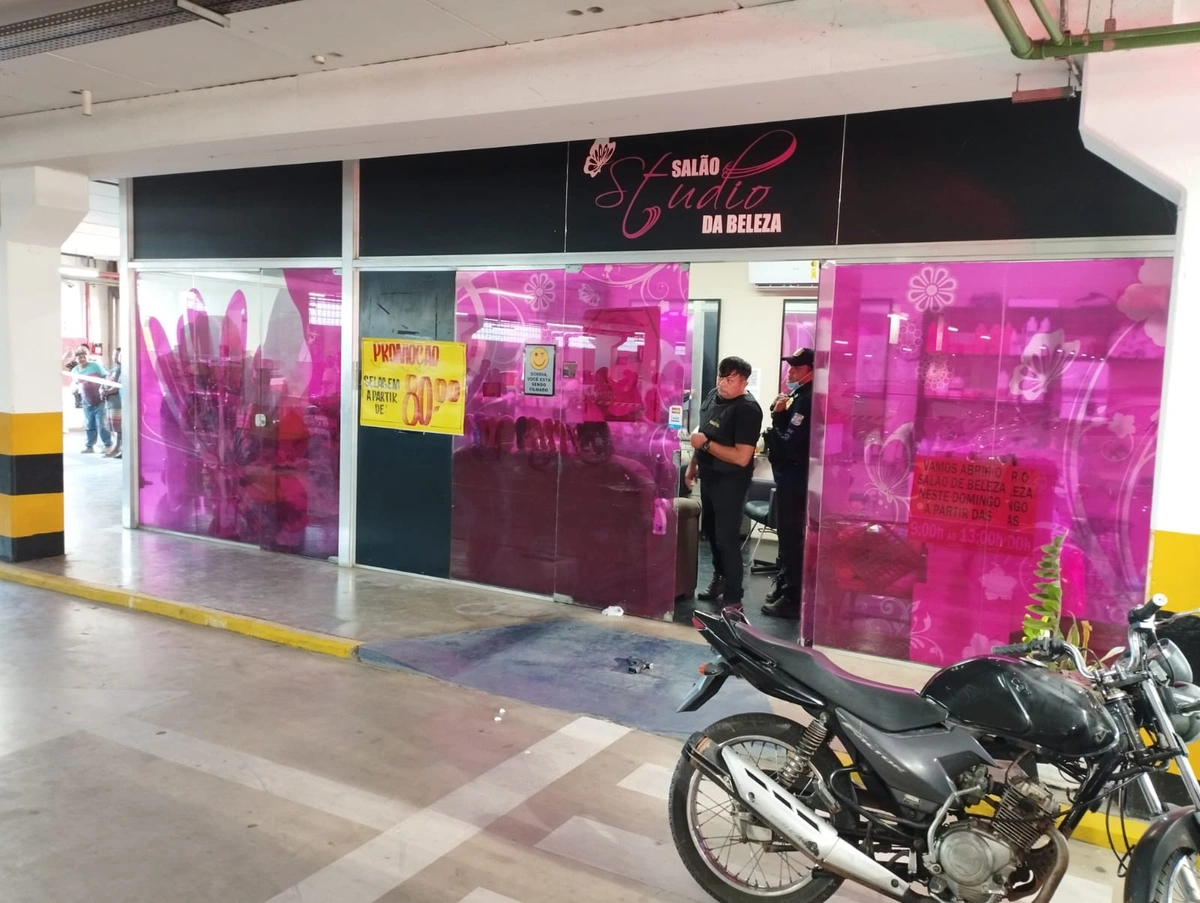 Salão de beleza fica no estacionamento do Carvalho Super