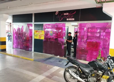 Salão de beleza fica no estacionamento do Carvalho Super