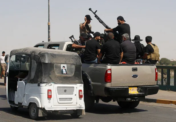 Seguidores do clérigo xiita Moqtada al-Sadr deixam a Zona Verde de Bagdá nesta terça-feira,30