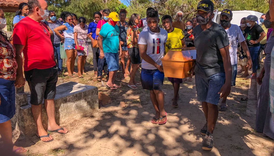 Sepultamento de crianças que morreram afogadas em Nazária