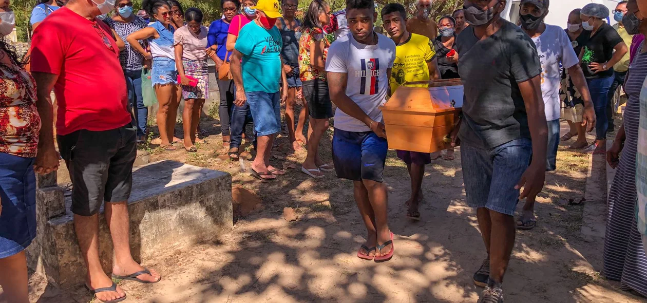 Sepultamento de crianças que morreram afogadas em Nazária
