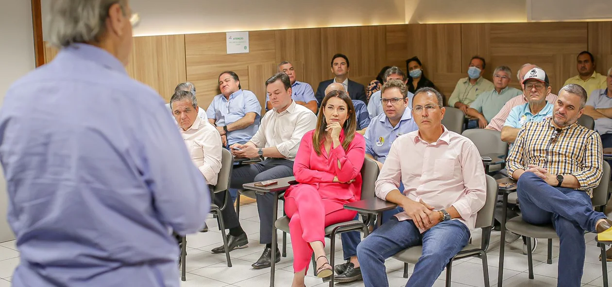 Sílvio Mendes conversa com empresários