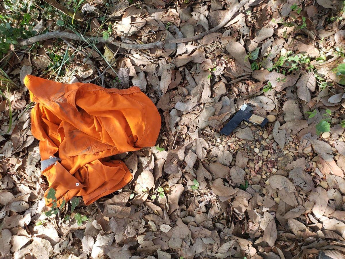Simulacro de arma de fogo deixado para trás