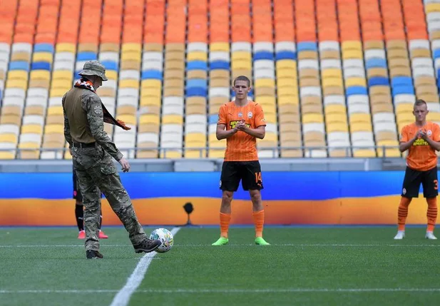 Soldado ucraniano dá o pontapé inicial no retorno do campeonato