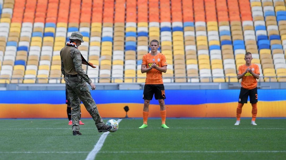 Soldado ucraniano dá o pontapé inicial no retorno do campeonato