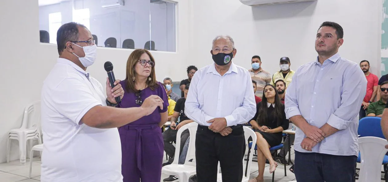 Superintendente da Strans, Cláudio Pessoa, durante seu discurso