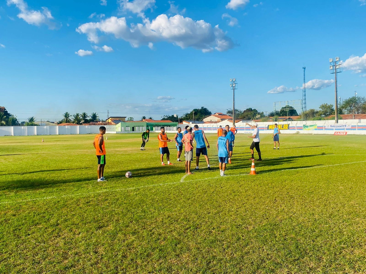 Time do Comercial em preparação para Piauiense Série B