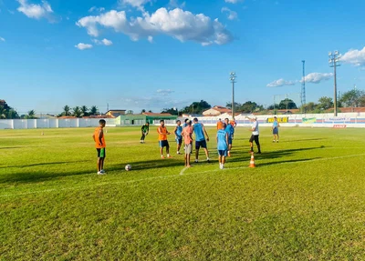 Time do Comercial em preparação para Piauiense Série B