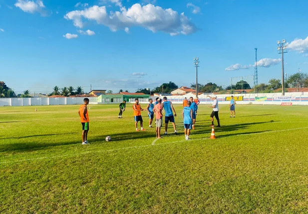 Time do Comercial em preparação para Piauiense Série B