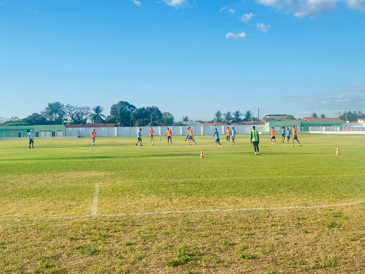 Time do Comercial em preparação para Piauiense Série B