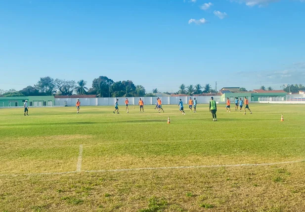 Time do Comercial em preparação para Piauiense Série B