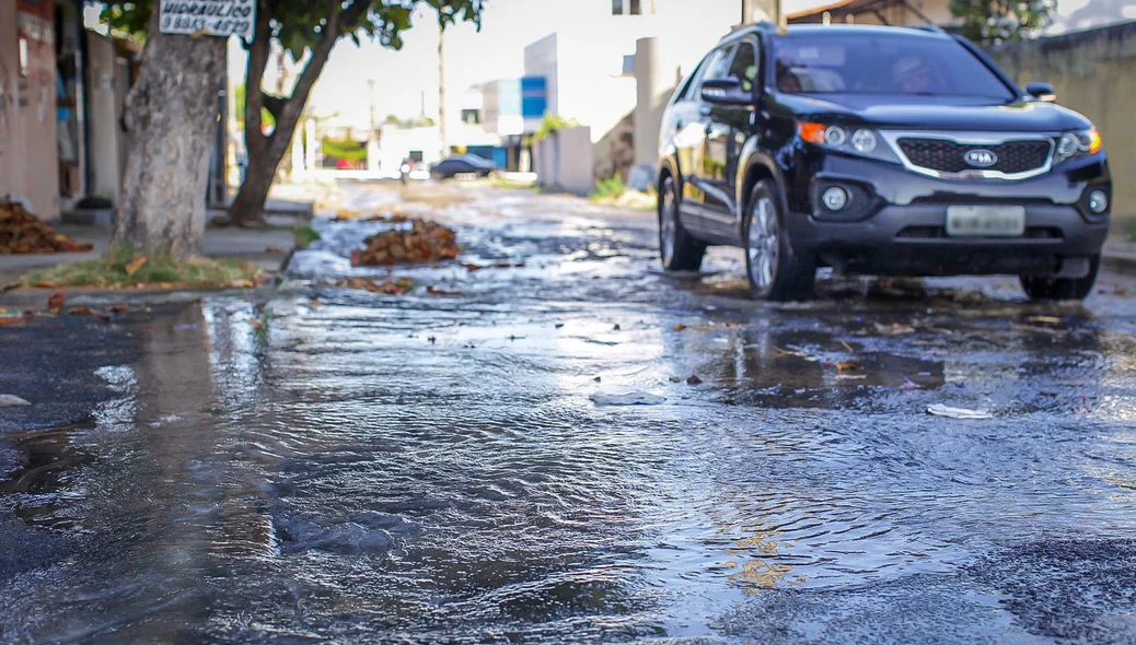 Vazamento de água atinge várias ruas do bairro São Cristóvão