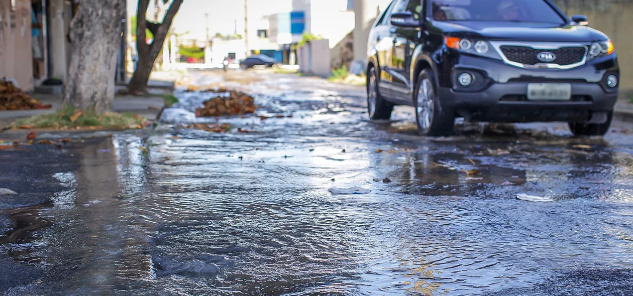 Vazamento de água atinge várias ruas do bairro São Cristóvão
