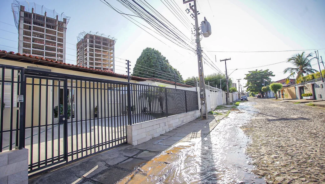 Vazamento de água em ruas do bairro São Cristóvão