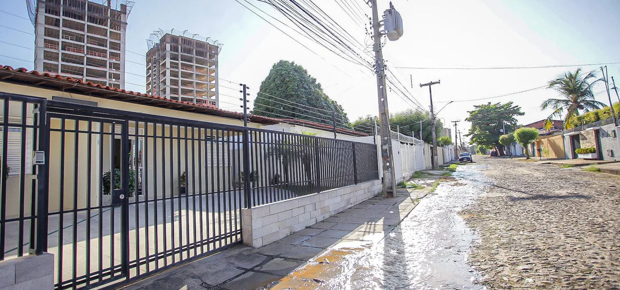 Vazamento de água em ruas do bairro São Cristóvão
