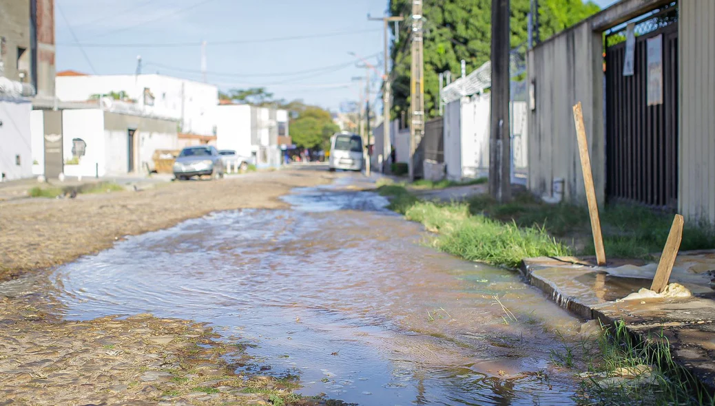 Vazamento de água no bairro São Cristóvão