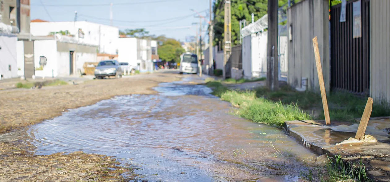 Vazamento de água no bairro São Cristóvão
