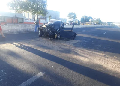Veículo ficou destruído após acidente