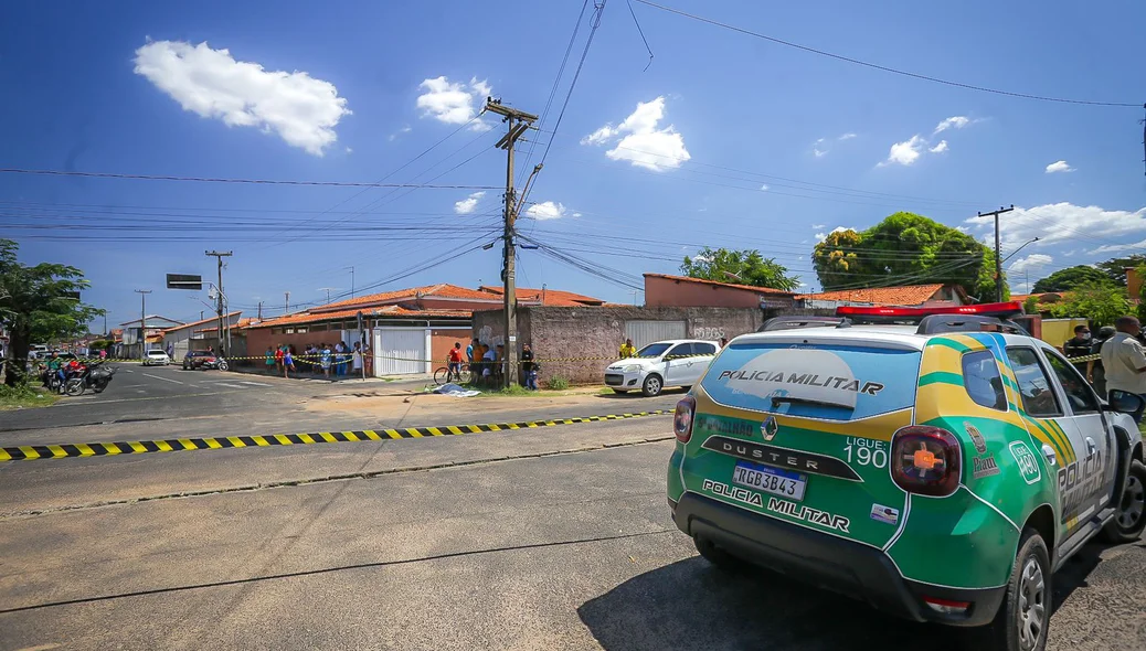 Viatura da PM no local