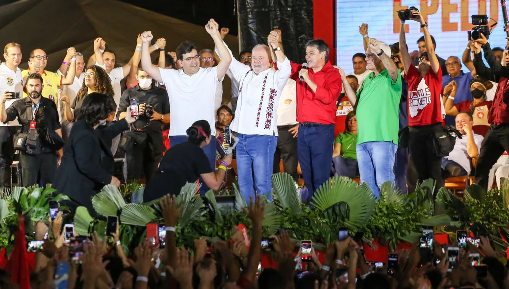 Wellington Dias em discurso na Arena do Povo