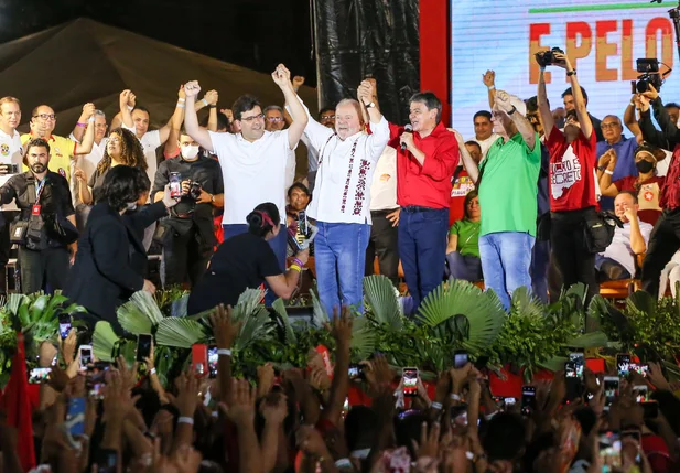 Wellington Dias em discurso na Arena do Povo