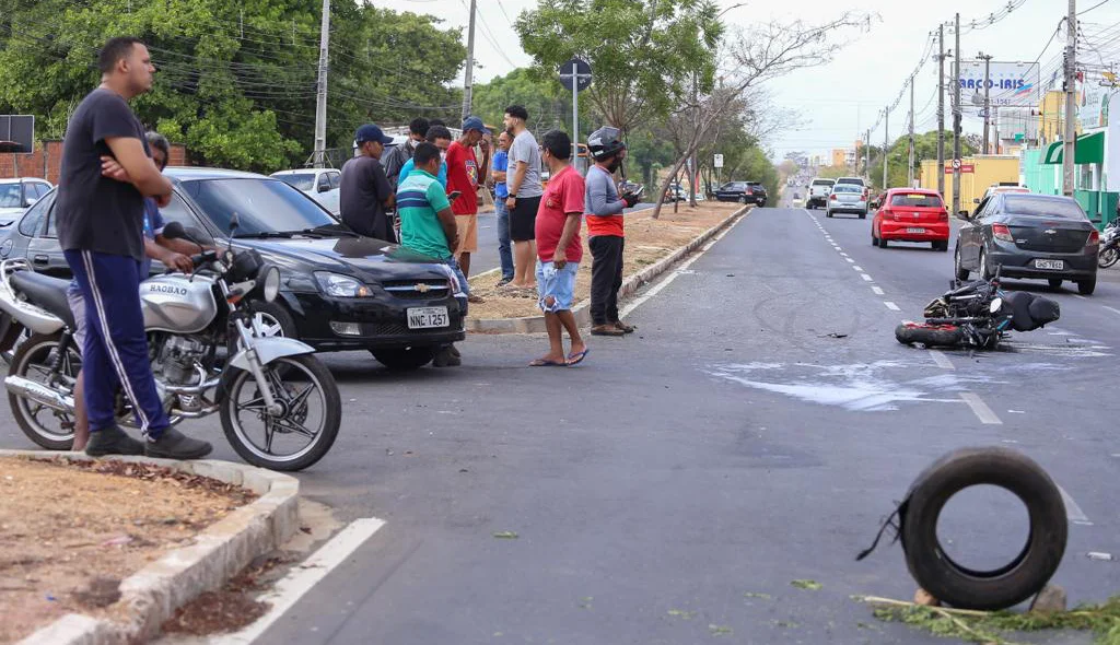 A avenida ficou parcialmente interditada