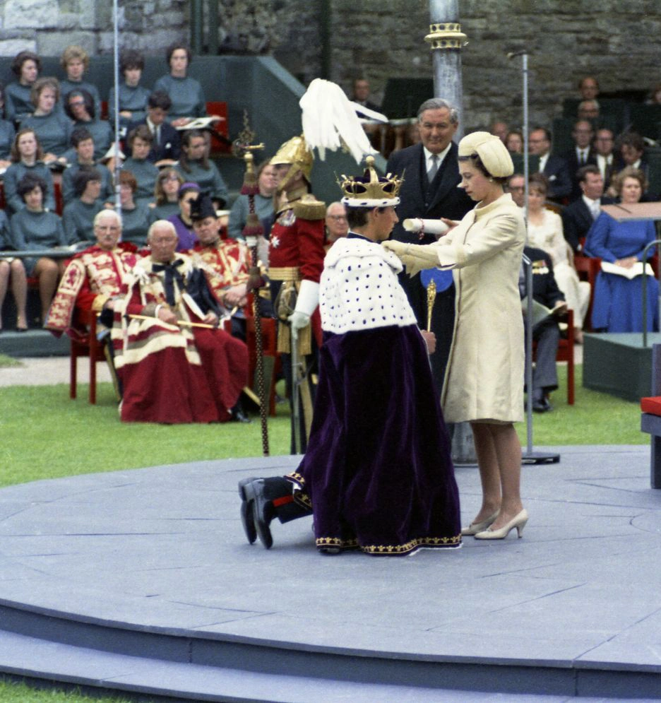 A rainha britânica Eizabeth II, durante a cerimônia de posse do príncipe de Gales, no Castelo de Caernafon, no País de Gales, em 1º de julho de 1969