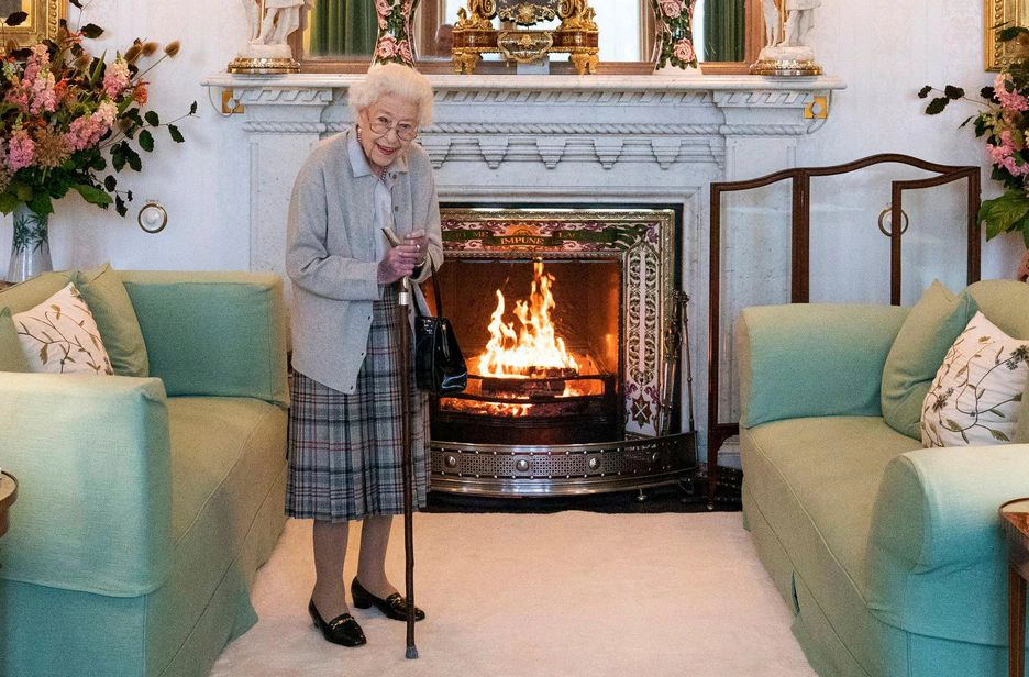 A rainha Elizabeth II foi colocada sob cuidados médicos no Palácio de Balmoral, informou a Casa Real britânica