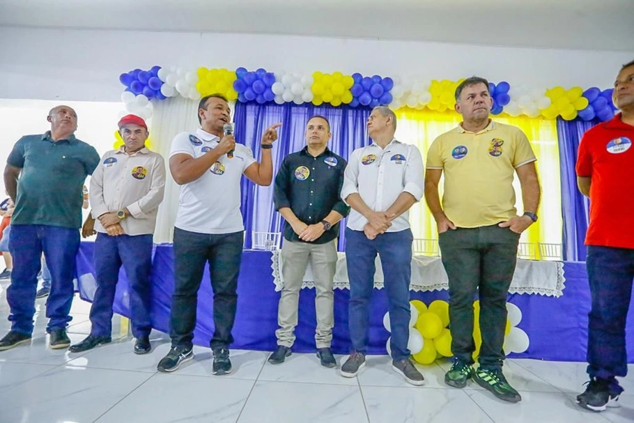 A reunião contou com a presença de apoiadores e lideranças, que discursaram a respeito da atuação dos candidatos pelo município