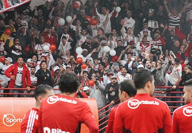 A torcida do São Paulo foi até o CT do clube embaixo de uma baita chuva para apoiar o time no treino da reta final da Sul-americana