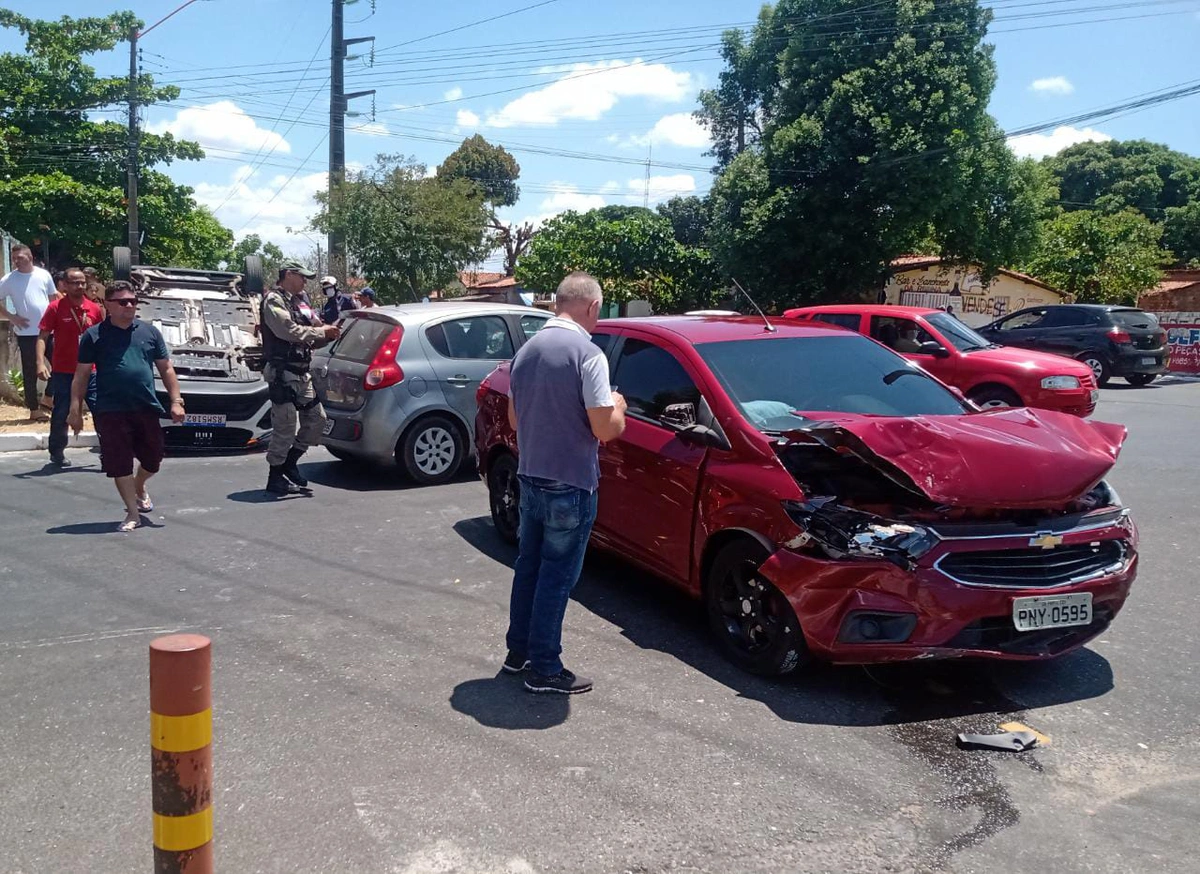 Acidente aconteceu na rotatória da Avenida Gil Martins com Avenida Pedro Freitas