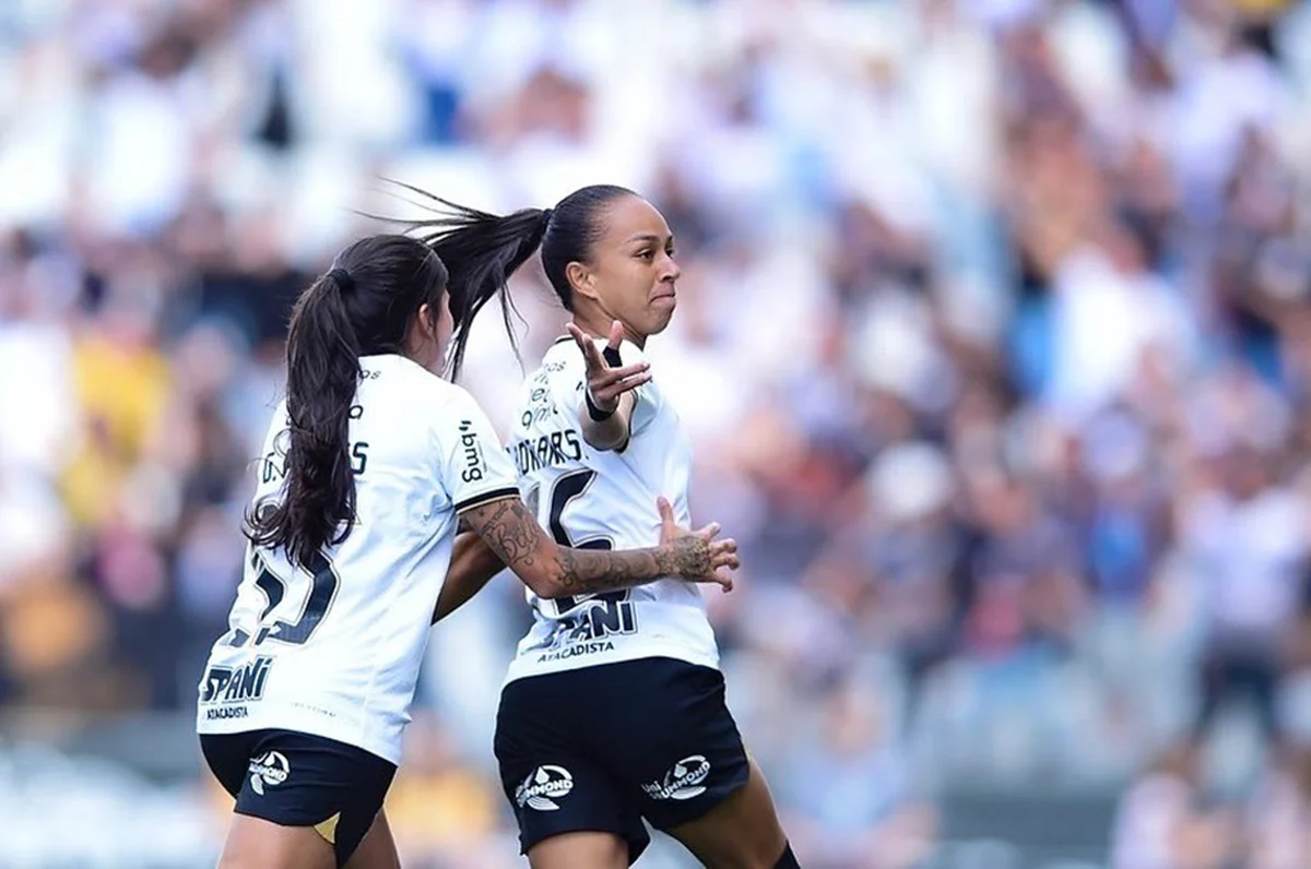 Adriana marca décimo gol pelo Corinthians no ano e encosta em